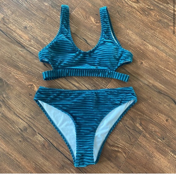 EUC Cupshe Velour Cut Out Bikini - Picture 3 of 12